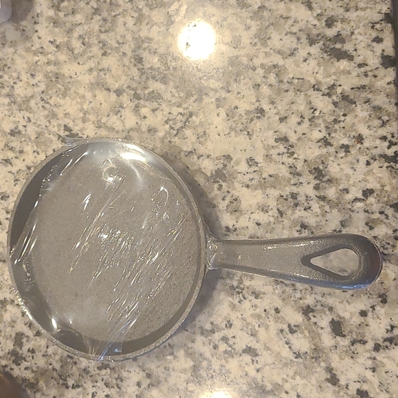 Cast Iron Skillet NWT - Picture 3 of 4